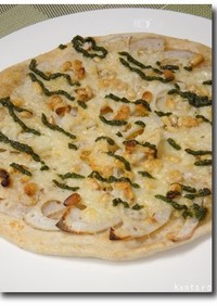 レンコンと松の実のピザ