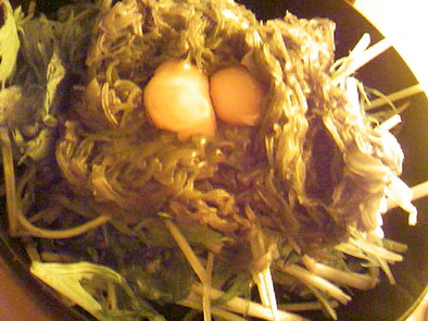 うずらの卵とめかぶと水菜のめんつゆ和えの写真