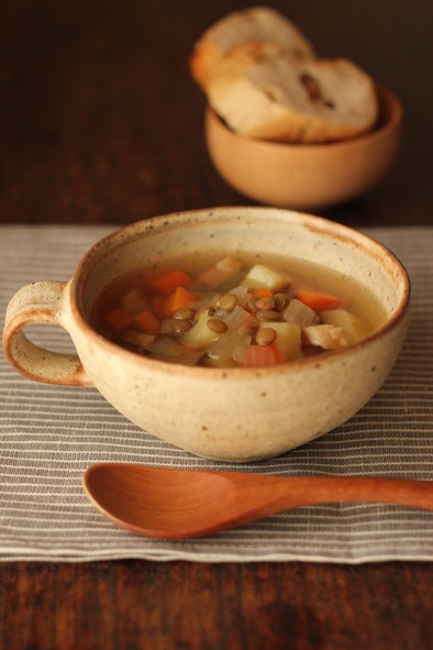 レンズ豆と野菜のジンジャースープの写真