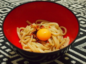 冷凍うどんで簡単☆食べるラー油釜玉うどん