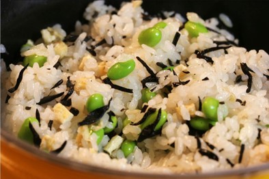 枝豆と薄揚げの塩炊き込みご飯の写真