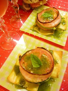トマトとチーズのベーコン巻きバジルソース
