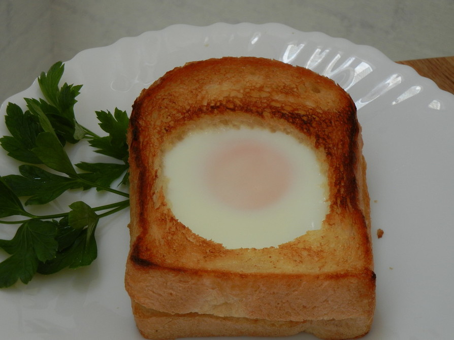 卵がしっかり収まる目玉焼きトーストの画像