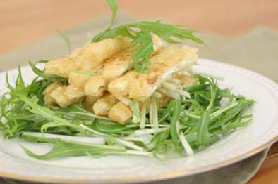 カリカリ油揚げと水菜のサラダの写真