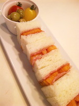 柿と生ハムのサンドイッチの画像