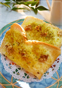 胡桃とチーズのカレー風味のトースト