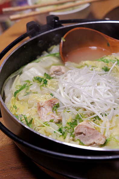 白菜と鶏肉の白湯スープ鍋の写真