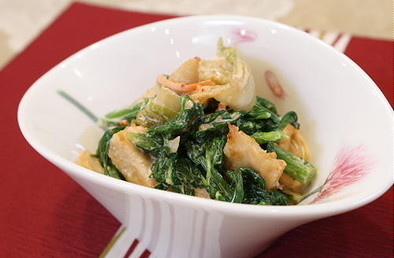 鶏肉と春菊とキムチの味噌マヨ和えの写真