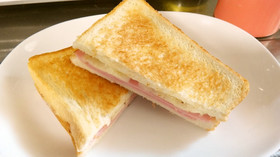 黄金のハムチーズホットサンド
