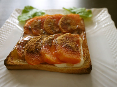 サワークリームとシナモンの柿トースト　❀の写真