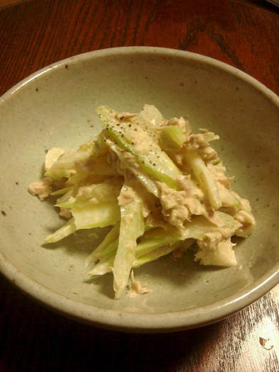 セロリとツナマヨの簡単サラダの写真