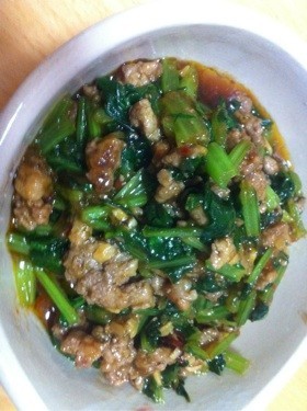 簡単、ピリ辛。小松菜とひき肉の炒めものの画像
