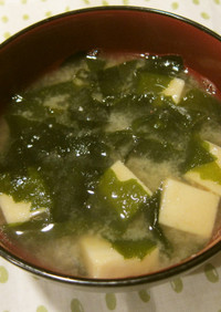 重曹でなめらか✿高野豆腐とわかめの味噌汁