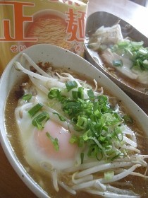 マルちゃん正麺でのっけ盛りの画像