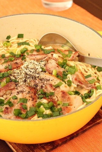 正麺味噌味で、カリカリ豚のせ煮込み担担鍋の画像