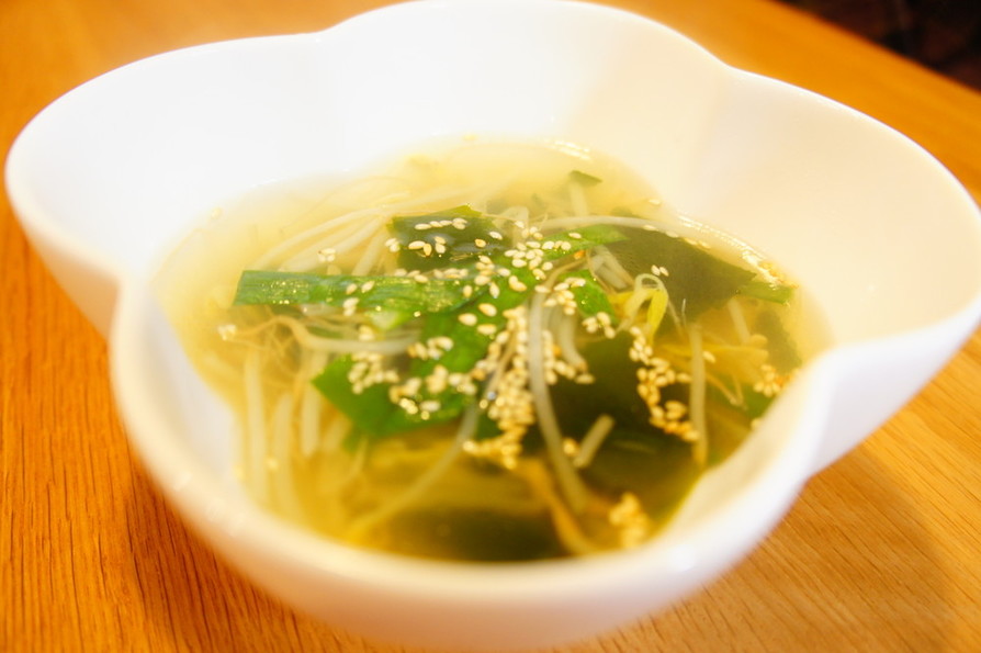 栄養満点☆ニラともやしの中華スープの画像