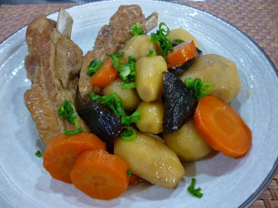 骨付き豚肉と里芋の煮物の画像