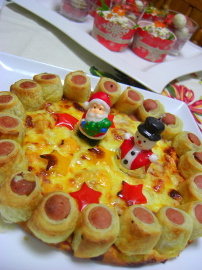 市販品でクリスマスウインナーピザの写真