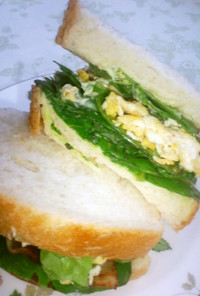 ロメインレタスとベーコン卵のサンドイッチ