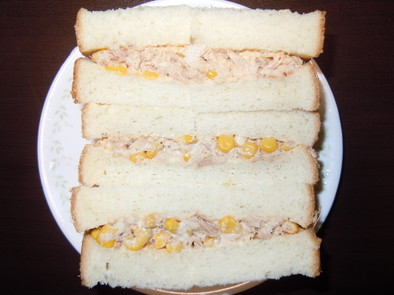 ツナとコーンのサンドイッチの写真