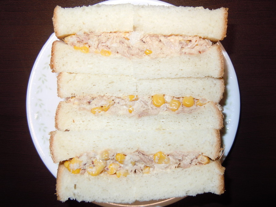 ツナとコーンのサンドイッチの画像