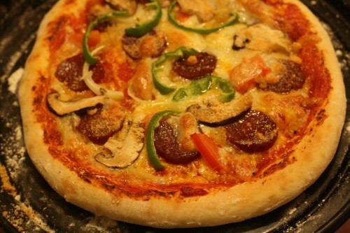 アメリカンピザのふっくら香ばしいピザ生地の画像