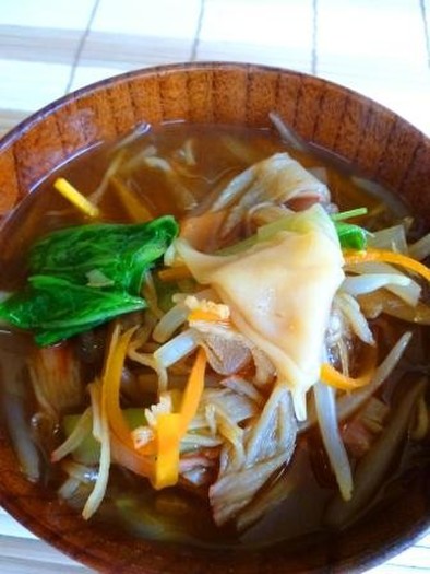 野菜たっぷり！中華風ワンタンの味噌スープの写真