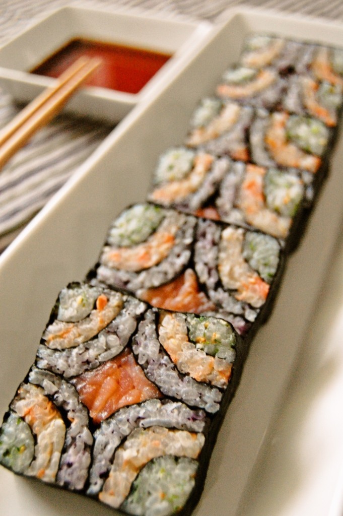 虹の四角い飾り巻き寿司の画像