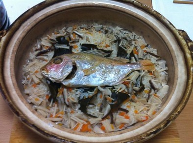 残った祝鯛でドカン！と土鍋鯛飯の写真