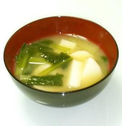 小松菜と里芋のお味噌汁の写真