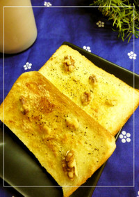 胡桃と唐揚げ粉のトースト