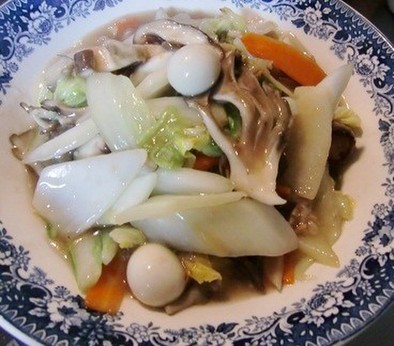 シイタケとマイタケを加えて中華名菜八宝菜の写真