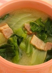 白菜と小松菜の白味噌スープ