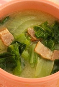 白菜と小松菜の白味噌スープ