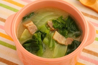 白菜と小松菜の白味噌スープの写真