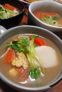 胃にやさしい　トックの韓国お雑煮風スープ