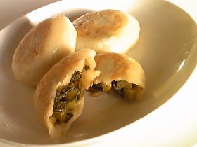 信州のおやき(野沢菜)