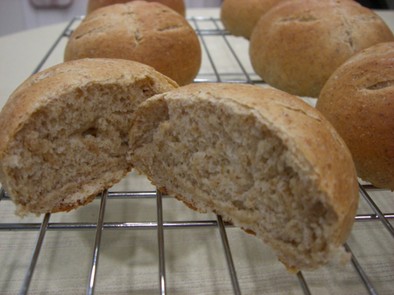 石臼挽きライ麦全粒粉で作るライ麦パンの写真