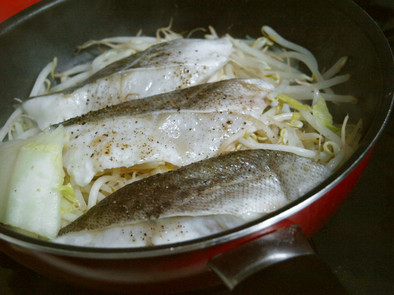 時短ヘルシーな白菜とモヤシの鱈乗せ蒸し煮の写真