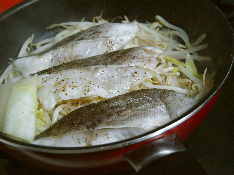 時短ヘルシーな白菜とモヤシの鱈乗せ蒸し煮の画像