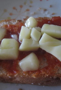 トマトソースとチーズのブルスケッタ