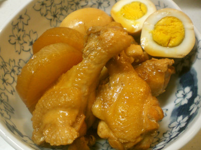 簡単✿鶏手羽元と大根＆卵の煮物の写真