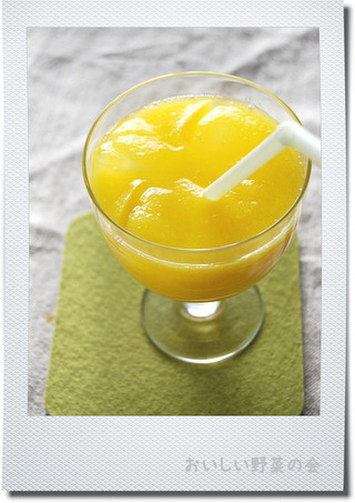 黄色ミニ人参とリンゴ・柚子のジュースの画像
