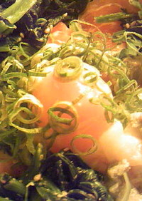 温泉卵とほうれん草の和え物の海鮮丼