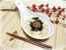 すぼら飯!昆布茶で梅ワカメうどん♪