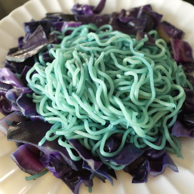 麺は緑色☆紫キャベツの不思議な焼きそば♪の写真
