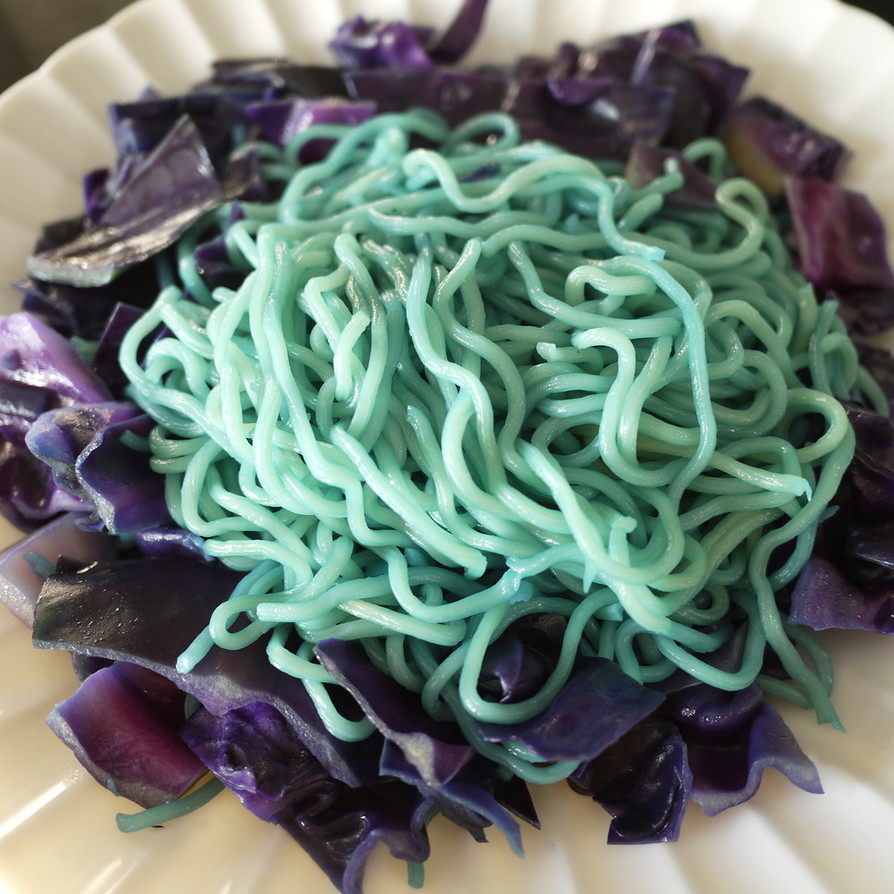 麺は緑色☆紫キャベツの不思議な焼きそば♪の画像