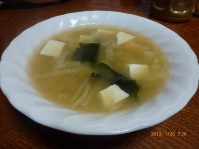 ダイズの煮汁の味噌汁風コンソメスープの写真