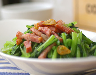 小松菜とベーコンのペペロンチーノの画像