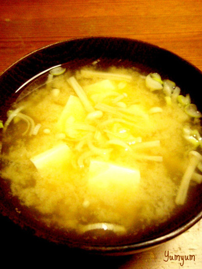 豆腐とえのきの味噌汁の写真